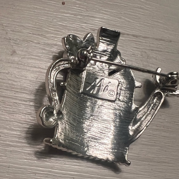 Vintage stamped water can brooch - Picture 2 of 3